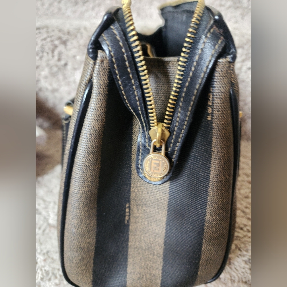 FENDI Vintage ‘Peguin’ EUC Satchel that can convert to Cross-Body/Shoulder Bag 🔥 - Picture 10 of 15
